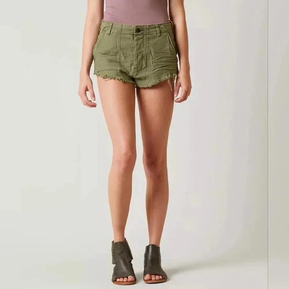 Free People Shorts Raw Frayed hems Tan brown Size 4 Pockets Beach Resort…